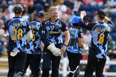 050726 - Glamorgan v Worcestershire Rapids - Vitality Blast Men - Timm Van Der Gugten of Glamorgan bowls the ball to dismiss Kashif Ali of Worcestershire and celebrates