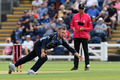 050726 - Glamorgan v Worcestershire Rapids - Vitality Blast Men - Mason Crane of Glamorgan attempts to catch the ball