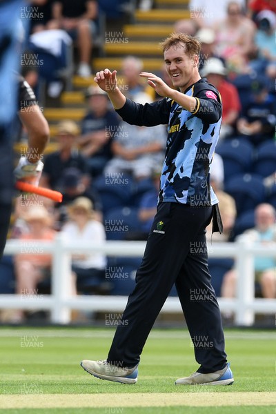 050726 - Glamorgan v Worcestershire Rapids - Vitality Blast Men - Ben Kellaway of Glamorgan bowling