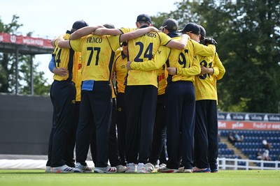 090826 - Glamorgan v Worcestershire Rapids - Metro Bank One Day Cup Men - Glamorgan huddle