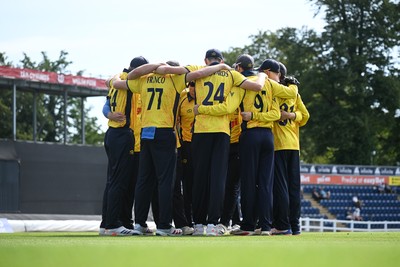 090826 - Glamorgan v Worcestershire Rapids - Metro Bank One Day Cup Men - Glamorgan huddle