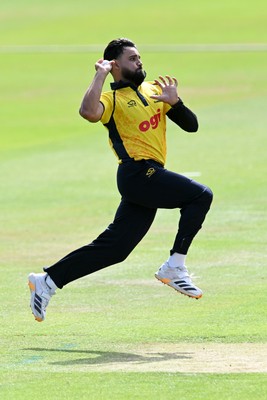 090826 - Glamorgan v Worcestershire Rapids - Metro Bank One Day Cup Men - Zain Ul Hassan of Glamorgan bowling