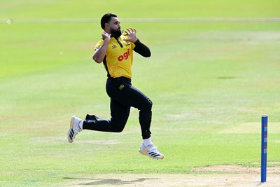 090826 - Glamorgan v Worcestershire Rapids - Metro Bank One Day Cup Men - Zain Ul Hassan of Glamorgan bowling