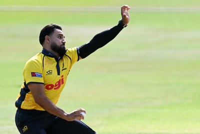 090826 - Glamorgan v Worcestershire Rapids - Metro Bank One Day Cup Men - Zain Ul Hassan of Glamorgan bowling