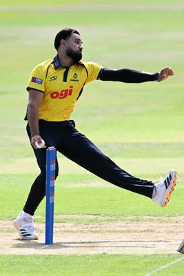090826 - Glamorgan v Worcestershire Rapids - Metro Bank One Day Cup Men - Zain Ul Hassan of Glamorgan bowling