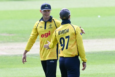 090826 - Glamorgan v Worcestershire Rapids - Metro Bank One Day Cup Men - Callum Nicholls and Eddie Byrom of Glamorgan