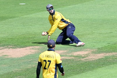 090826 - Glamorgan v Worcestershire Rapids - Metro Bank One Day Cup Men - Eddie Byrom of Glamorgan catches the ball