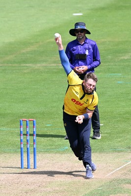 090826 - Glamorgan v Worcestershire Rapids - Metro Bank One Day Cup Men - Dan Douthwaite of Glamorgan bowling