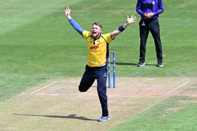 090826 - Glamorgan v Worcestershire Rapids - Metro Bank One Day Cup Men - Dan Douthwaite of Glamorgan appeals for the wicket