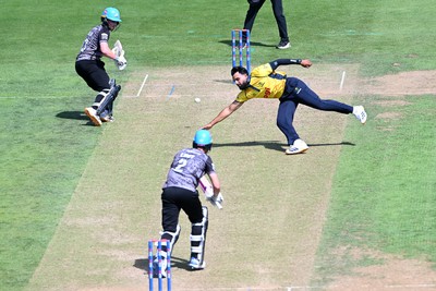 090826 - Glamorgan v Worcestershire Rapids - Metro Bank One Day Cup Men - Zain Ul Hassan of Glamorgan attempts to catch the ball