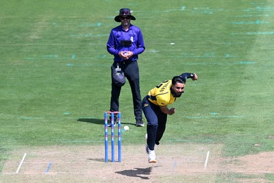 090826 - Glamorgan v Worcestershire Rapids - Metro Bank One Day Cup Men - Zain Ul Hassan of Glamorgan bowling