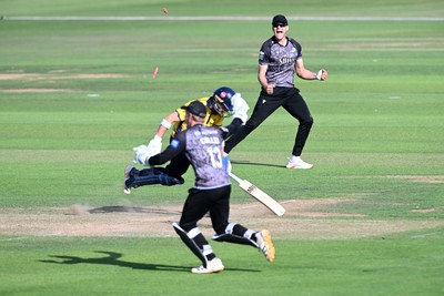 090826 - Glamorgan v Worcestershire Rapids - Metro Bank One Day Cup Men - Ben Gibbon of Worcestershire runs out Tom Norton of Glamorgan