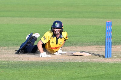 090826 - Glamorgan v Worcestershire Rapids - Metro Bank One Day Cup Men - Andy Gorvin of Glamorgan just keeps himself in