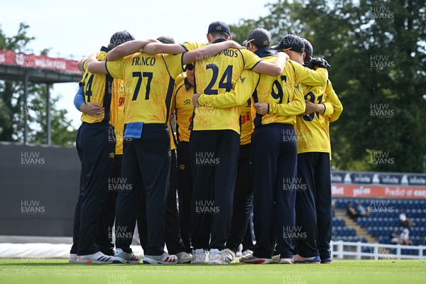 090826 - Glamorgan v Worcestershire Rapids - Metro Bank One Day Cup Men - Glamorgan huddle