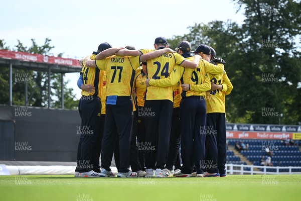 090826 - Glamorgan v Worcestershire Rapids - Metro Bank One Day Cup Men - Glamorgan huddle