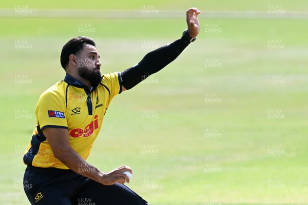 090826 - Glamorgan v Worcestershire Rapids - Metro Bank One Day Cup Men - Zain Ul Hassan of Glamorgan bowling