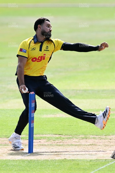 090826 - Glamorgan v Worcestershire Rapids - Metro Bank One Day Cup Men - Zain Ul Hassan of Glamorgan bowling