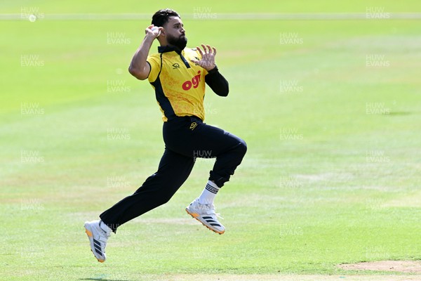 090826 - Glamorgan v Worcestershire Rapids - Metro Bank One Day Cup Men - Zain Ul Hassan of Glamorgan bowling