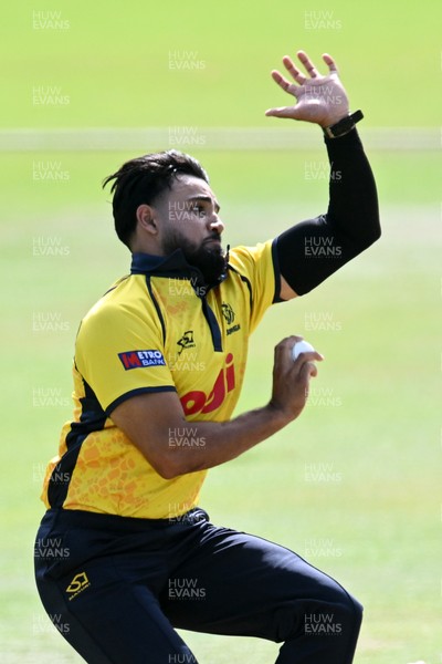 090826 - Glamorgan v Worcestershire Rapids - Metro Bank One Day Cup Men - Zain Ul Hassan of Glamorgan bowling