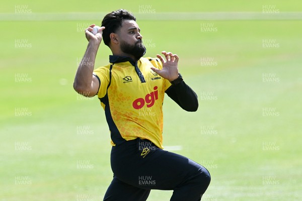 090826 - Glamorgan v Worcestershire Rapids - Metro Bank One Day Cup Men - Zain Ul Hassan of Glamorgan bowling