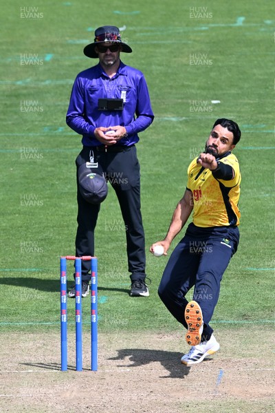 090826 - Glamorgan v Worcestershire Rapids - Metro Bank One Day Cup Men - Zain Ul Hassan of Glamorgan bowling
