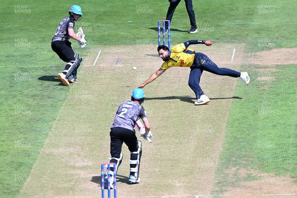 090826 - Glamorgan v Worcestershire Rapids - Metro Bank One Day Cup Men - Zain Ul Hassan of Glamorgan attempts to catch the ball