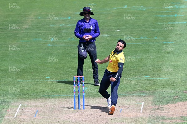 090826 - Glamorgan v Worcestershire Rapids - Metro Bank One Day Cup Men - Zain Ul Hassan of Glamorgan bowling