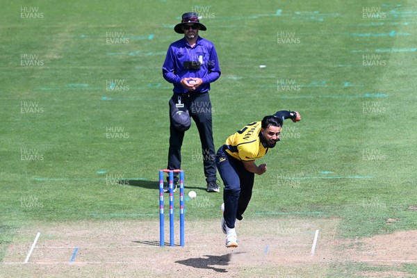 090826 - Glamorgan v Worcestershire Rapids - Metro Bank One Day Cup Men - Zain Ul Hassan of Glamorgan bowling
