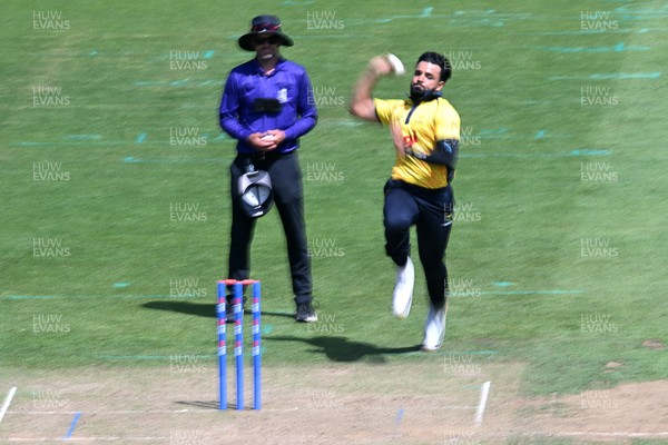 090826 - Glamorgan v Worcestershire Rapids - Metro Bank One Day Cup Men - Zain Ul Hassan of Glamorgan bowling