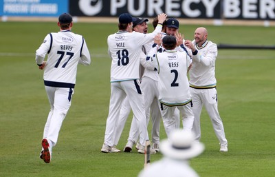 030426 - Glamorgan v Yorkshire - Rothesay County Championship Division One - Finlay Bean of Yorkshire celebrates with team mates after Eddie Byrom was caught by Ben Coad