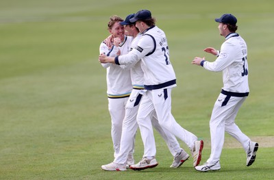 030426 - Glamorgan v Yorkshire - Rothesay County Championship Division One - Dom Bess of Yorkshire celebrates catches the ball to dismiss Kiran Carlson with team mates