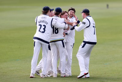 030426 - Glamorgan v Yorkshire - Rothesay County Championship Division One - Dom Bess of Yorkshire celebrates catches the ball to dismiss Kiran Carlson with team mates