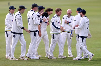 030426 - Glamorgan v Yorkshire - Rothesay County Championship Division One - Dom Bess of Yorkshire celebrates catches the ball to dismiss Kiran Carlson with team mates