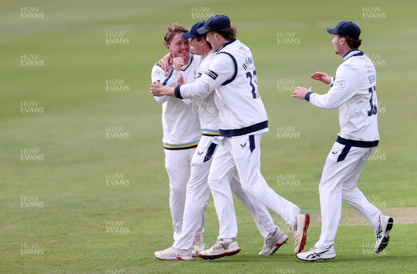 030426 - Glamorgan v Yorkshire - Rothesay County Championship Division One - Dom Bess of Yorkshire celebrates catches the ball to dismiss Kiran Carlson with team mates
