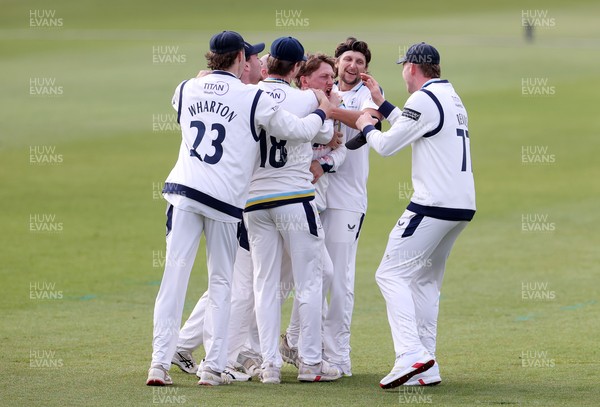030426 - Glamorgan v Yorkshire - Rothesay County Championship Division One - Dom Bess of Yorkshire celebrates catches the ball to dismiss Kiran Carlson with team mates