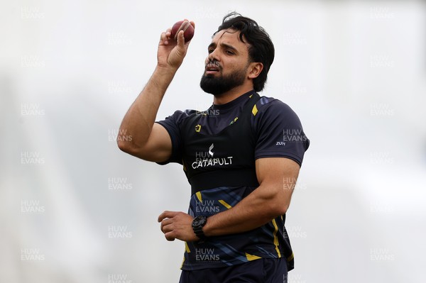 040426 - Glamorgan v Yorkshire - Rothesay County Championship Division One - Zain Ul Hassan
