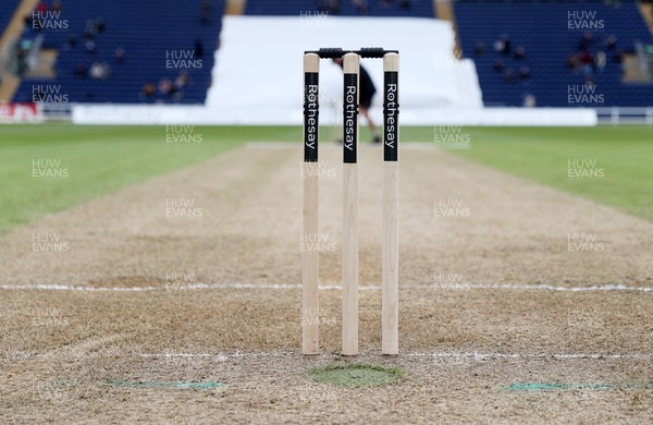 040426 - Glamorgan v Yorkshire - Rothesay County Championship Division One - Ground staff prepare the wicket at tea