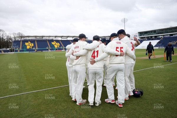 040426 - Glamorgan v Yorkshire - Rothesay County Championship Division One - Glamorgan team huddle