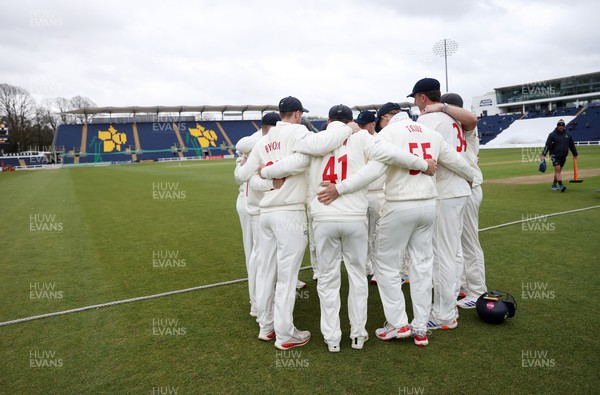 040426 - Glamorgan v Yorkshire - Rothesay County Championship Division One - Glamorgan team huddle