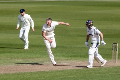 050426 - Glamorgan v Yorkshire - Rothesay County Championship Division One - Timm Van Der Gugten of Glamorgan bowling