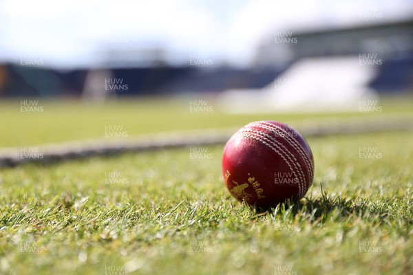 050426 - Glamorgan v Yorkshire - Rothesay County Championship Division One - Red ball on the boundary
