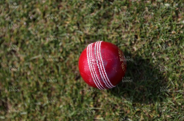 050426 - Glamorgan v Yorkshire - Rothesay County Championship Division One - Red ball on the boundary