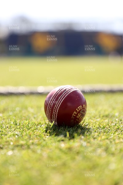 050426 - Glamorgan v Yorkshire - Rothesay County Championship Division One - Red ball on the boundary