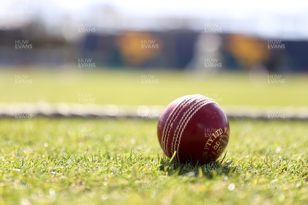 050426 - Glamorgan v Yorkshire - Rothesay County Championship Division One - Red ball on the boundary
