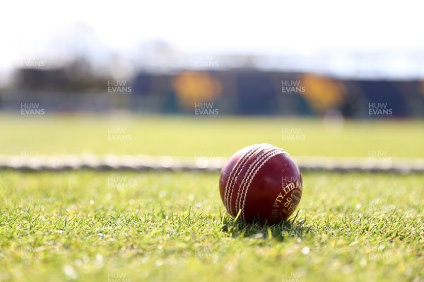 050426 - Glamorgan v Yorkshire - Rothesay County Championship Division One - Red ball on the boundary