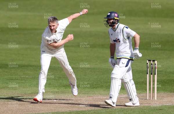 050426 - Glamorgan v Yorkshire - Rothesay County Championship Division One - Timm Van Der Gugten of Glamorgan bowling