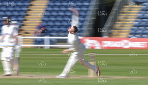 060426 - Glamorgan v Yorkshire, Rothesay County Championship, Division One - Mason Crane of Glamorgan runs in to bowl