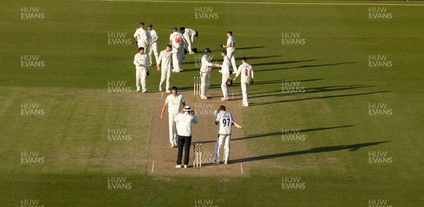 060426 - Glamorgan v Yorkshire, Rothesay County Championship, Division One - The teams congratulate each other on the draw