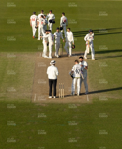 060426 - Glamorgan v Yorkshire, Rothesay County Championship, Division One - The teams congratulate each other on the draw