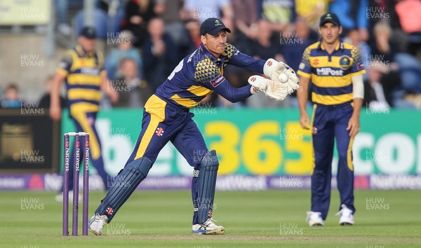 110816 - Glamorgan v Yorkshire Vikings, NatWest T20 Blast Quarter Final -  Mark Wallace of Glamorgan catches the ball